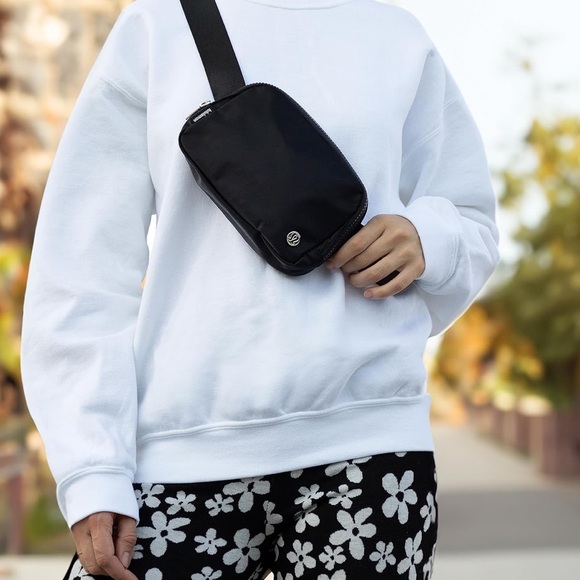 Lululemon Everywhere Belt Bag EUC - Picture 2 of 14